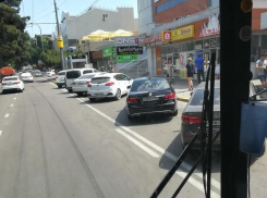 Новороссийцы превратили остановку в парковку