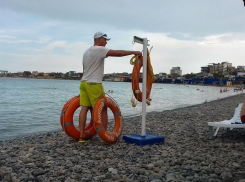 Оживил  девочку и передал ее в руки медикам спасатель на пляже в Алексино Евгений Бабич