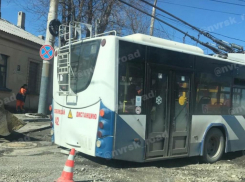 Полный провал: в Новороссийске троллейбус угодил под асфальт