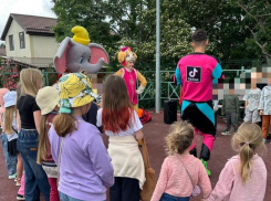 Юные новороссийцы отметили День защиты детей в компании слона и мыльных пузырей