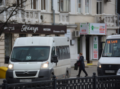 Одна из жительниц Новороссийска чуть не выпала из маршрутки:  на ходу открылась дверь