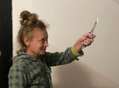 «Ее уже отпустили»: в Новороссийске соседка держит в страхе подъезд и набрасывается с ножом на жильцов