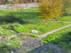 Фекальные реки на детских площадках портят Новороссийск