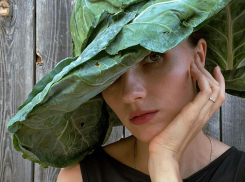 Шляпа из капусты, балетки из кабачков: девушка из Краснодара удивляет гардеробом