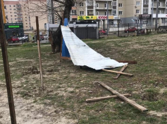 Неизвестные новороссийцы поломали ограждение участка под детский сад