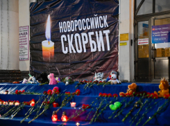 Новороссийск скорбит: в городе почтили память погибших детей Ижевска 