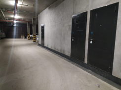 На подземном паркинге появились кладовки с санузлами: новороссийцы уверены – это жильё