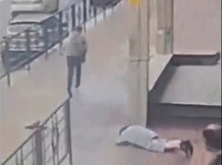 Циничное нападение на бабушку в Новороссийске попало на видео