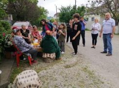 «Корону на голове он не носит»: новороссийцы высказались о работнике администрации Приморского района