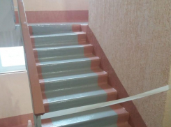 «Почему не летом?!» - беременная жительница Новороссийска страдает от запаха краски в подъезде