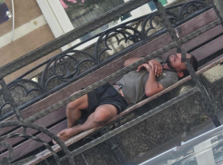 Спящий новороссиец демонстрировал прохожим свой фуфырик в трусах