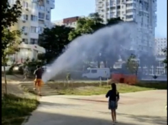 Из-под земли забил фонтан: новороссийцы остались без воды 