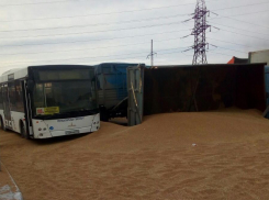 Зерно по всей дороге рассыпал 22-летний водитель «хомяка» в Новороссийске