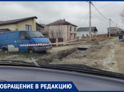 Улица с говорящим названием: под Новороссийском автомобили застревают в грязи