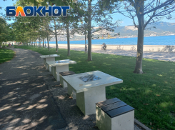 Шахматные столы на набережной Новороссийска изрисовали вандалы