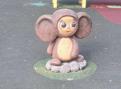 Чебурашка «из фильмов ужасов» радует детей в Новороссийске 