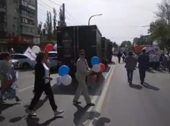 Первые кадры с первомайской демонстрации новороссийцы выкладывают в соцсети