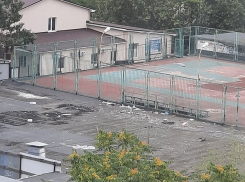 Мусор на крыше ГСК мозолит глаза жителям Новороссийска 