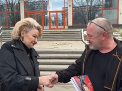 «Беззубый» закон: депутат Останина навестила искусанного хаски мальчика из Сочи