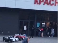 Пожилая «русалка» из Новороссийска не планирует закрывать купальный сезон в фонтанах города