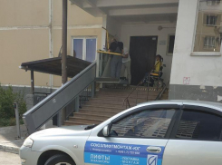 «Союзлифтмонтаж» взялся за решение проблемы с подъемником для инвалидов в Новороссийске