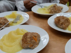 Только горячее! Школьникам Новороссийска запретят подавать остывшую еду