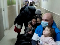 В узком коридоре – 200 человек: поликлиники Новороссийска не выдерживают наплыва пациентов