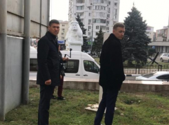 Возмущение новороссийцев сработало: рекламный щит, закрывающий военный обелиск, уберут