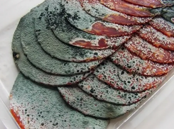 Колбаса и молоко «дор блю»: тех, кто продает просрочку, будут штрафовать автоматически