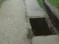 Яма глубиной 80 см образовалась на тротуаре в Новороссийске