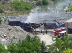 В Новороссийске загорелся лесодробильный центр