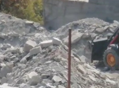 «Грязь прямо на голову»: в Новороссийске засыпают ущелье 