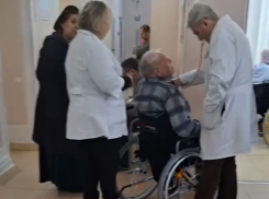 А зачем париться? Пациентов-инвалидов осматривают в коридоре поликлиники Новороссийска 