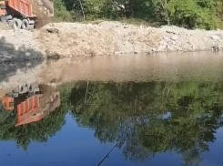 На водоеме в пригороде Новороссийска снова заметили строительную технику и мусор
