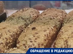 Мухи спариваются на выпечке в одном из гипермаркетов Новороссийска