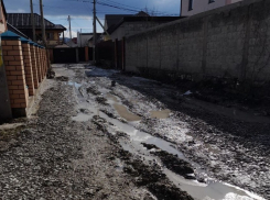 Дороги нет: жители Цемдолины на руках несли больного ребенка до «скорой»