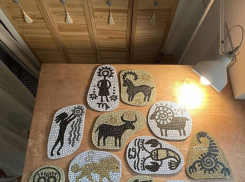 Вандалы оторвали в Новороссийске мозаику с изображением знаков зодиака в местной аллее 