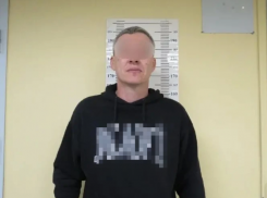 Высокий новороссиец устроил скандал в самолете 