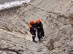 Горы ошибок не прощают: в Новороссийске спасатели сняли со скалы застрявшую женщину