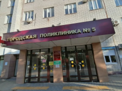 35 минут в жаре: мама с ребенком застряли в лифте 5-й поликлиники Новороссийска 