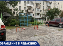 Сомнительную парковку организовали в одном из дворов Новороссийска 