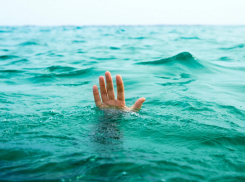 На пляже в Новороссийске едва не утонула женщина 