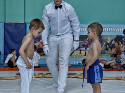 Подрались за медали юные спортсмены на соревнованиях по самбо и сумо