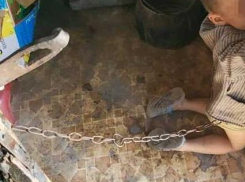 Днем в огороде, а ночью на цепи: десятилетний мальчик страдал от отцовской жестокости