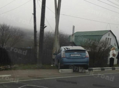Авто на обочине, пассажир в больнице: последствия двух аварий под Новороссийском 