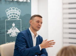 Вместо новых световых конструкций в Новороссийске появятся новые тротуары