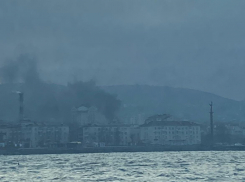 Дым коромыслом: прямо сейчас в центре Новороссийска горит частный дом 