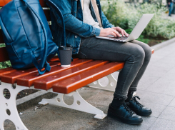 Сумку за 100 тысяч рублей украл вор из Анапы у жителя Новороссийска 