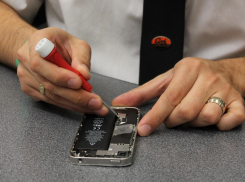 Мастер по ремонту украл телефоны новороссийцев