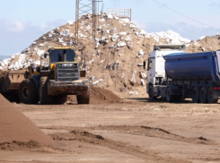 По тонне в день: песок с мазутом везут из Анапы в Новороссийск, а в Темрюк - из Ростова